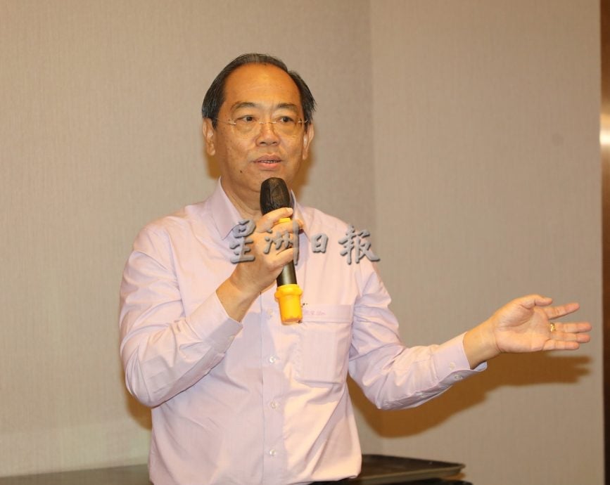 大都会：陆兆福移交支票给隆中华