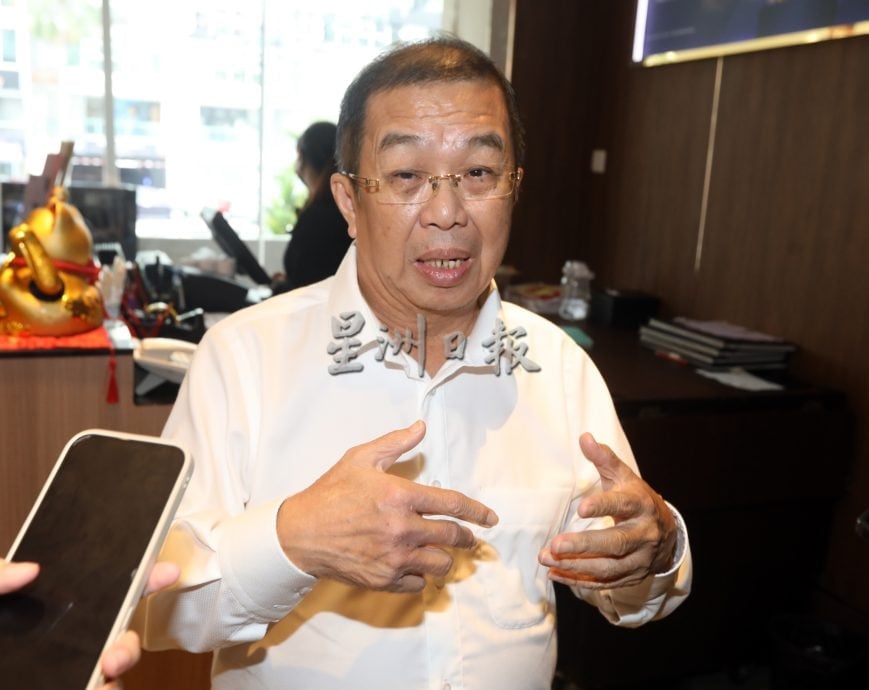 大都会：陆兆福移交支票给隆中华