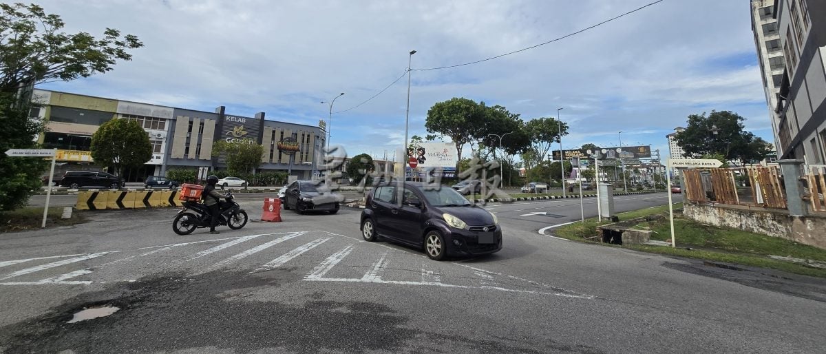 (古城第五版主文)赛阿都阿兹路转入马六甲拉也9路的路面情况糟糕,沙石满地胁骑士安全