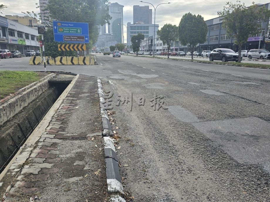 (古城第五版主文)赛阿都阿兹路转入马六甲拉也9路的路面情况糟糕,沙石满地胁骑士安全
