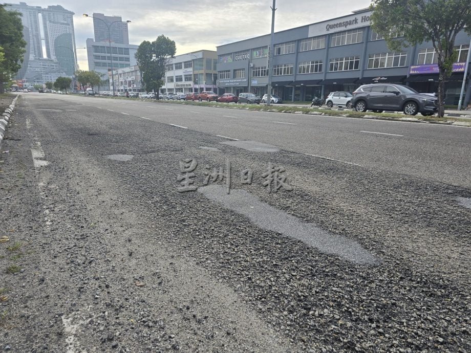 (古城第五版主文)赛阿都阿兹路转入马六甲拉也9路的路面情况糟糕,沙石满地胁骑士安全
