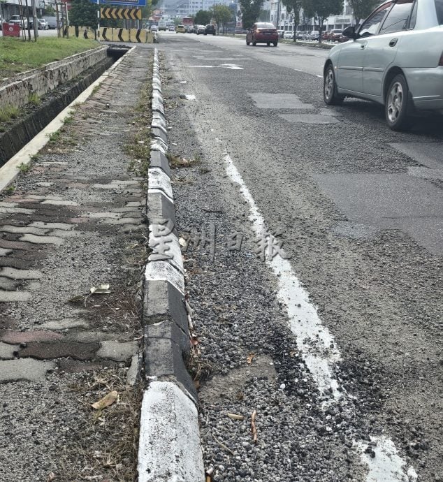 (古城第五版主文)赛阿都阿兹路转入马六甲拉也9路的路面情况糟糕,沙石满地胁骑士安全