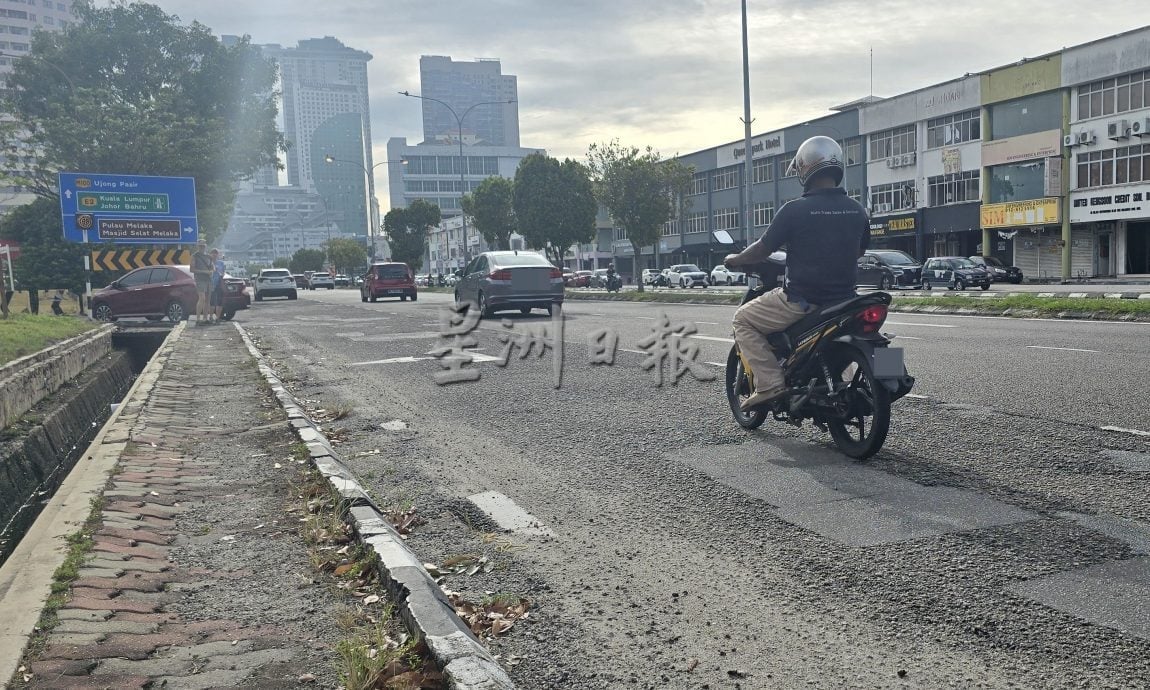 (古城第五版主文)赛阿都阿兹路转入马六甲拉也9路的路面情况糟糕,沙石满地胁骑士安全