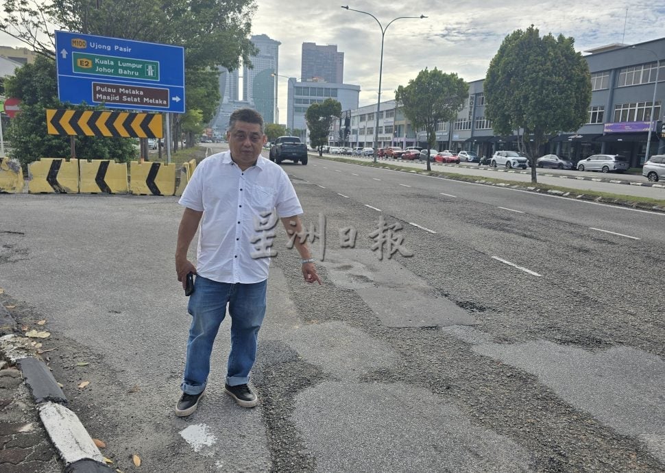 (古城第五版主文)赛阿都阿兹路转入马六甲拉也9路的路面情况糟糕,沙石满地胁骑士安全