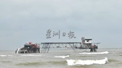 “森亚尔”狂扫油站码头被截成3段 前后沉没仅剩中段 工人紧急撤离无人伤亡