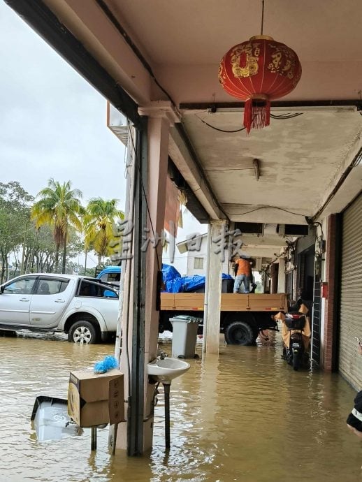 供星洲网：长命雨导致宁宜河下游的宁宜大街再次发生水灾