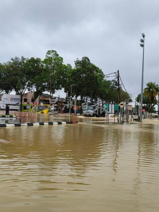 供星洲网：长命雨导致宁宜河下游的宁宜大街再次发生水灾
