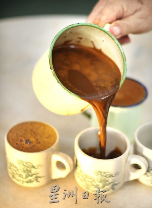 大霹雳封底主文【怡保白咖啡】烧青mug牙兰杯 叹茶等德士 老茶室咖啡光阴故事