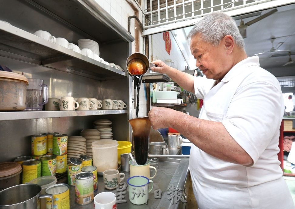 大霹雳封底主文【怡保白咖啡】烧青mug牙兰杯 叹茶等德士 老茶室咖啡光阴故事