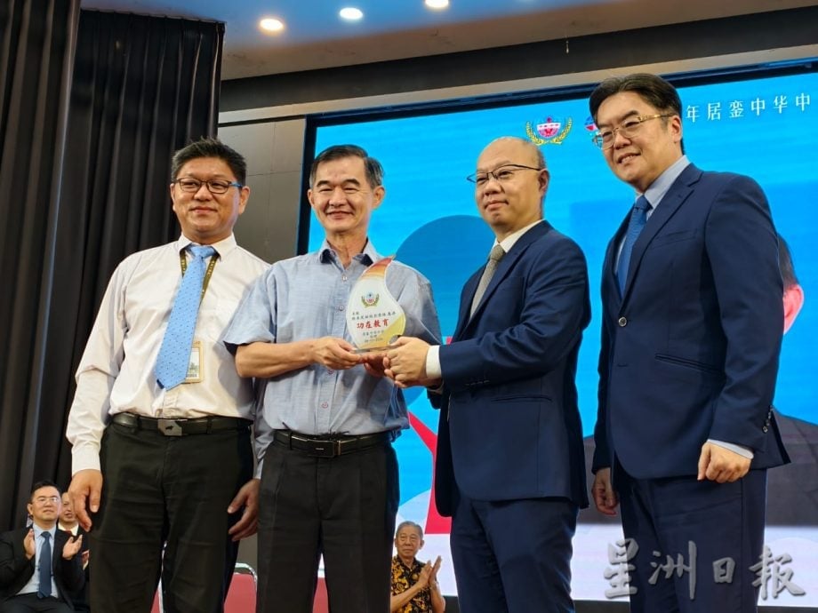 (已签发)柔:**版头**銮中四校联合毕业典礼 868人走向人生新阶段