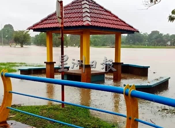 东：百乐公园淹水了