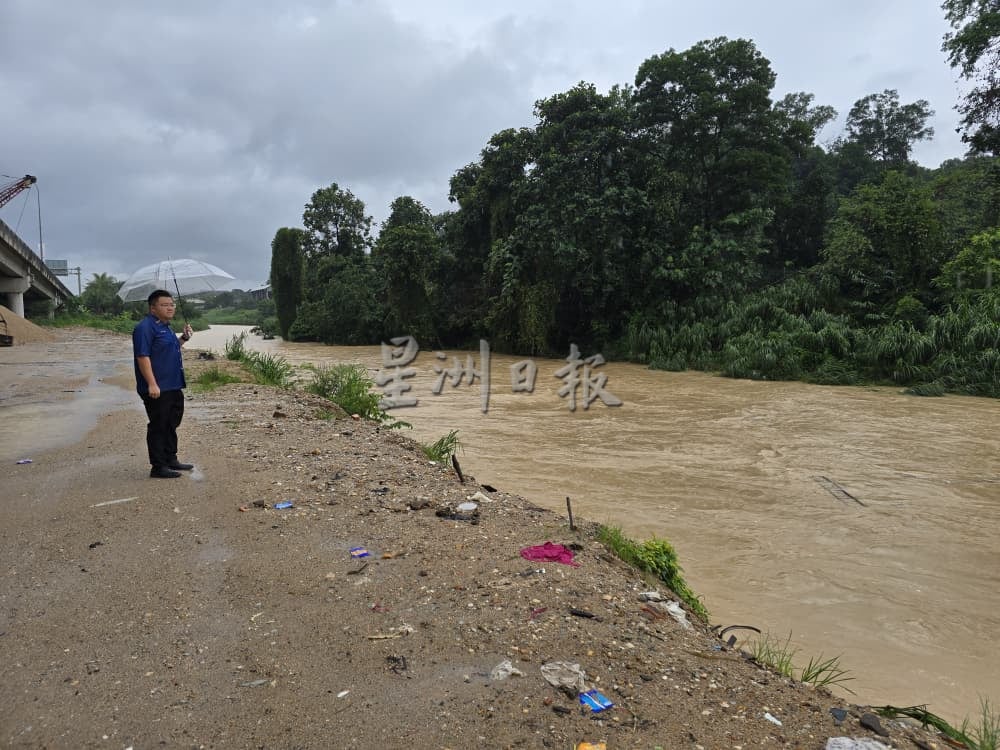 供星洲网/持续降雨容易引发闪电水灾，拉杭区备4艘船艇随时候命