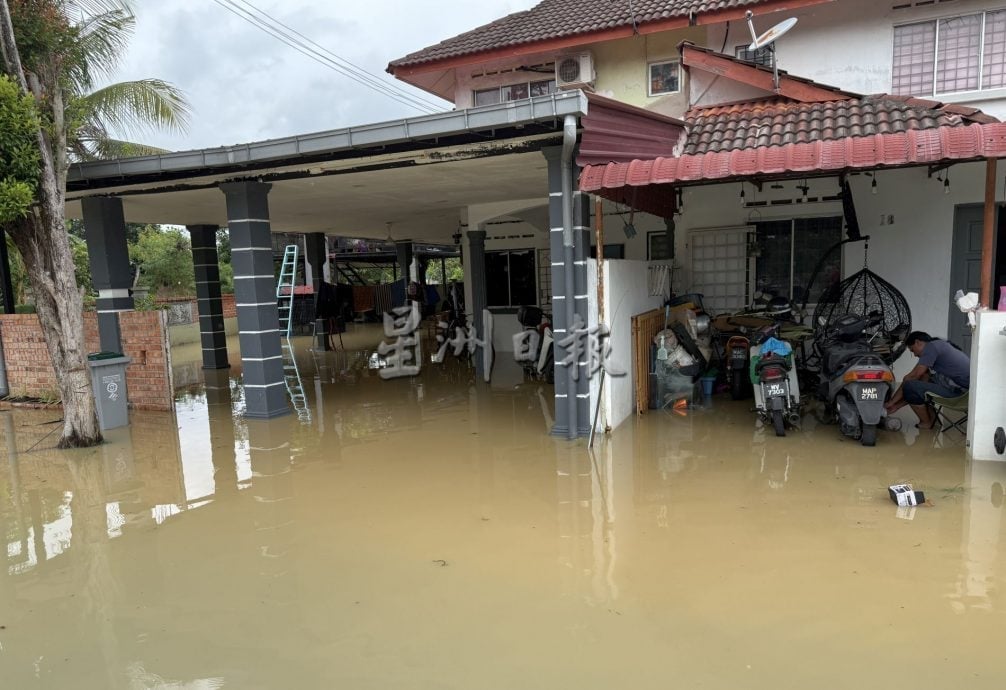 (古城封面主文/签发)“森亚尔”暴雨致河水暴涨·佳林园成灾区数百户受影响