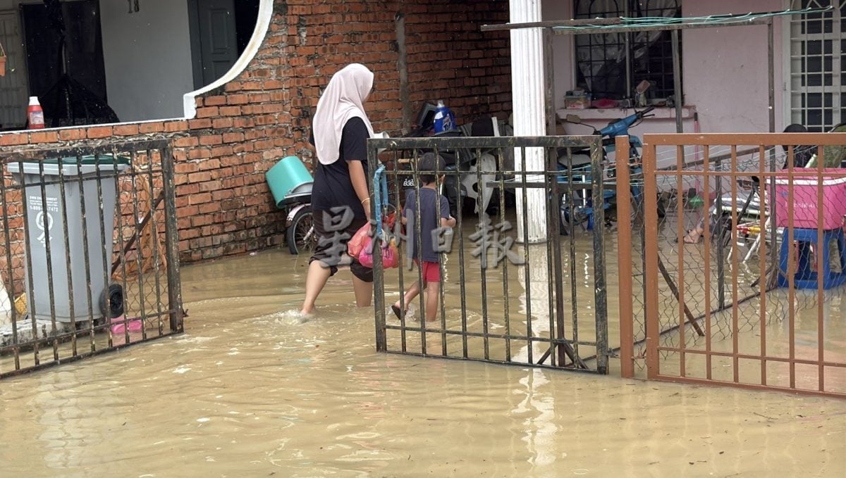 (古城封面主文/签发)“森亚尔”暴雨致河水暴涨·佳林园成灾区数百户受影响