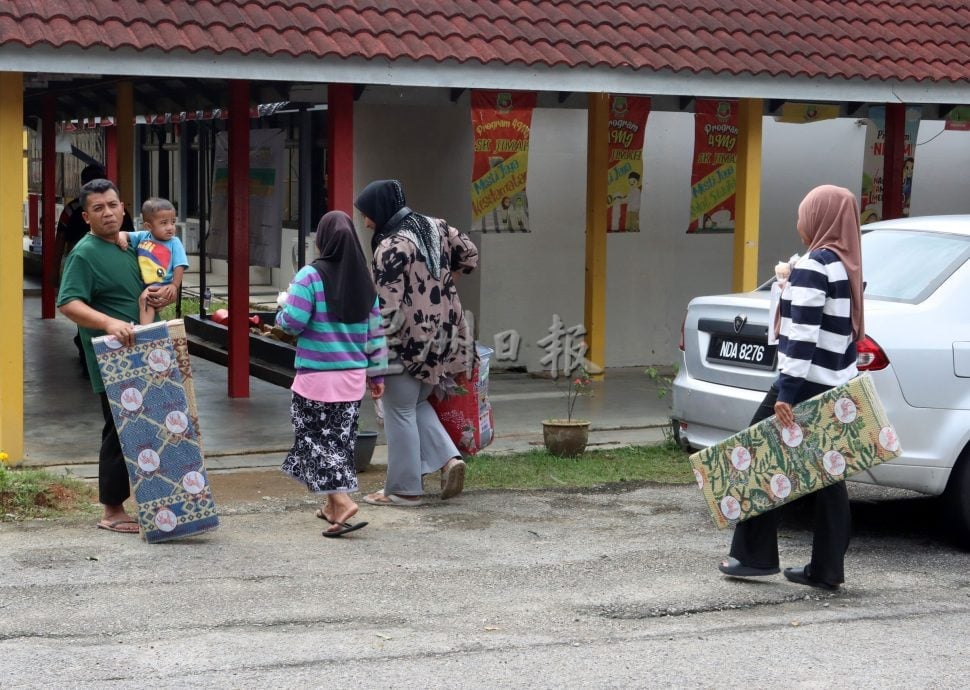 供星洲网：宜唛拉玛水位突涨 居民凌晨自救撤离 百名灾黎抵疏散中心避难