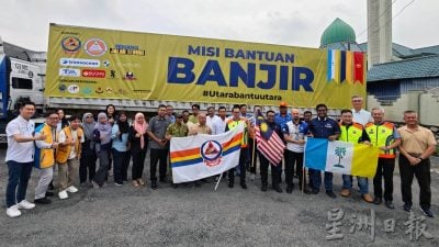 槟州民防卫队展开水灾援助行动 车队启程运送物资到玻璃市