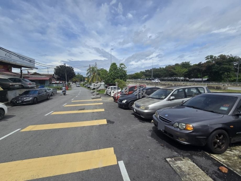 供星洲网/汽车维修店占用公共空间 芙蓉拉杭新村路口废车堆积引民怨