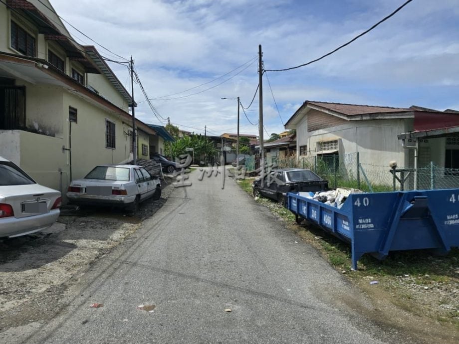 供星洲网/汽车维修店占用公共空间 芙蓉拉杭新村路口废车堆积引民怨