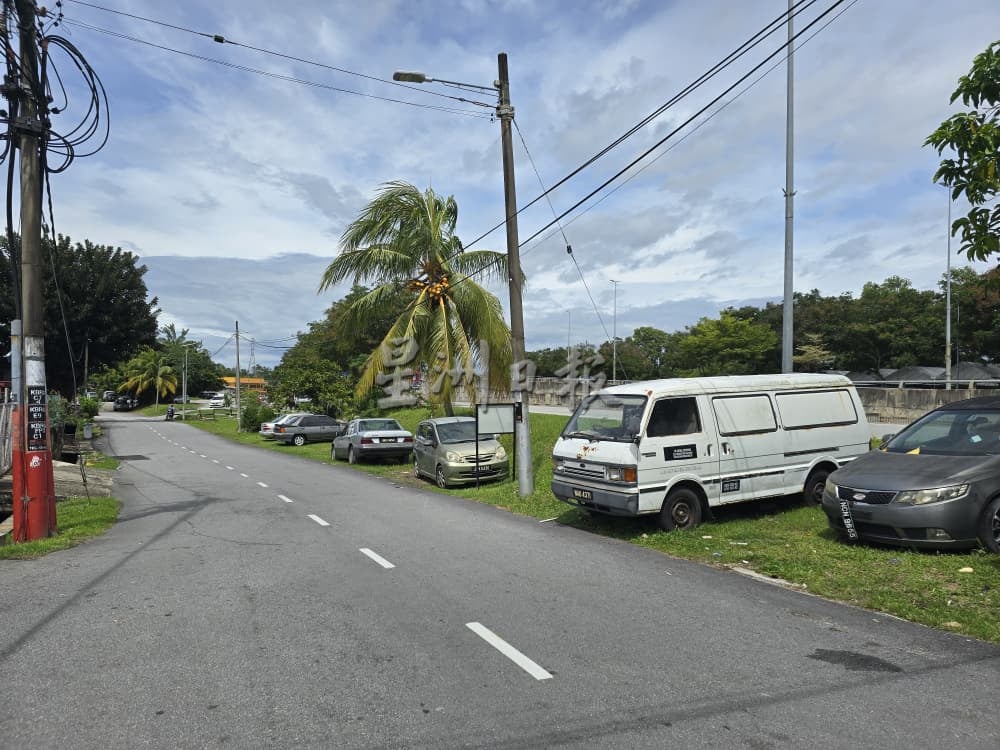 供星洲网/汽车维修店占用公共空间 芙蓉拉杭新村路口废车堆积引民怨