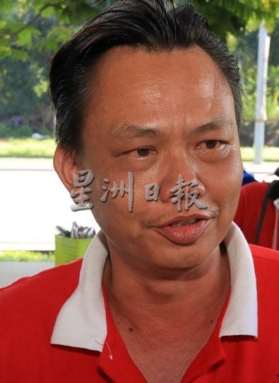 供星洲网/汽车维修店占用公共空间 芙蓉拉杭新村路口废车堆积引民怨