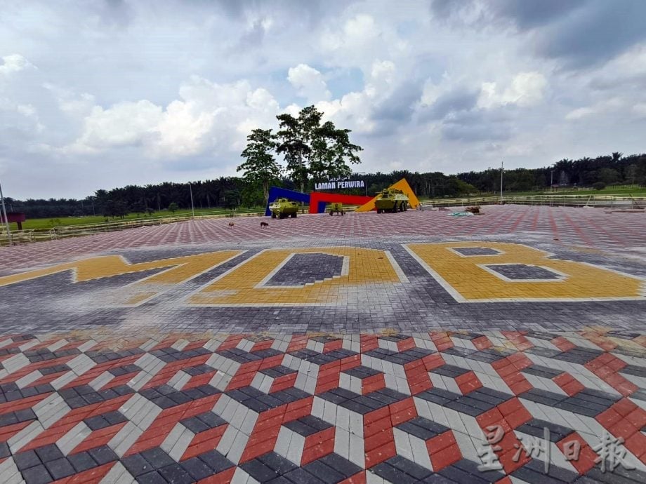 东：百乐公园大提升 装甲车展示区命名英雄广场