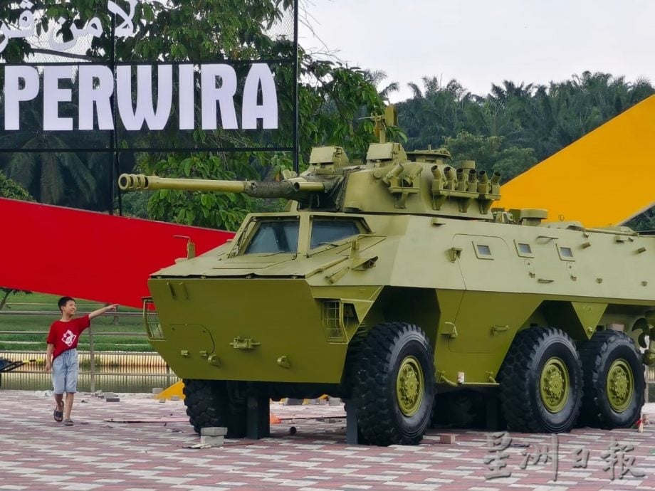 东：百乐公园大提升 装甲车展示区命名英雄广场