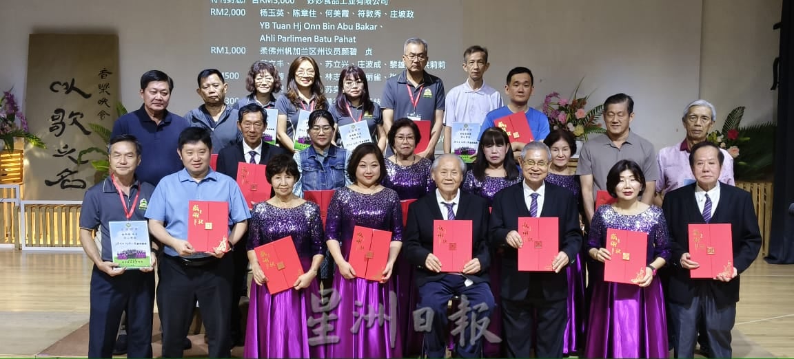 峇华中校友会合唱团25周年音乐会   400人出席圆满落幕