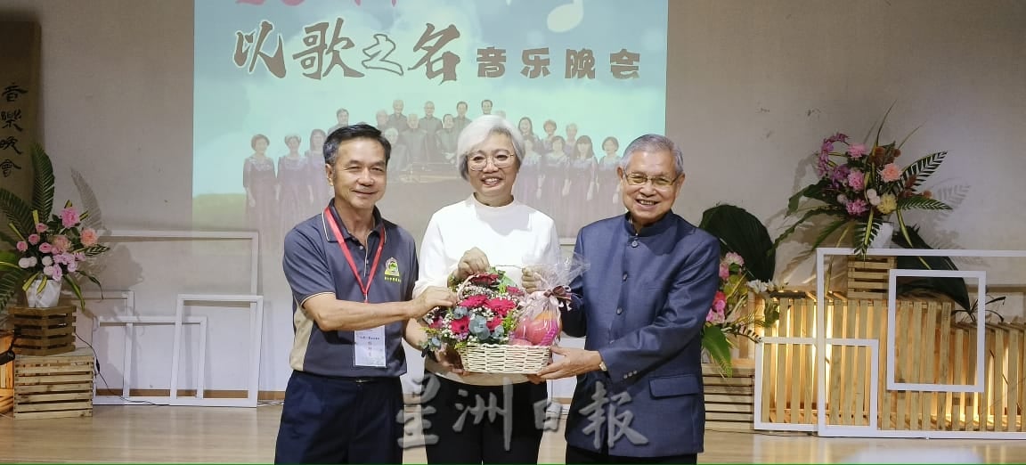 峇华中校友会合唱团25周年音乐会   400人出席圆满落幕