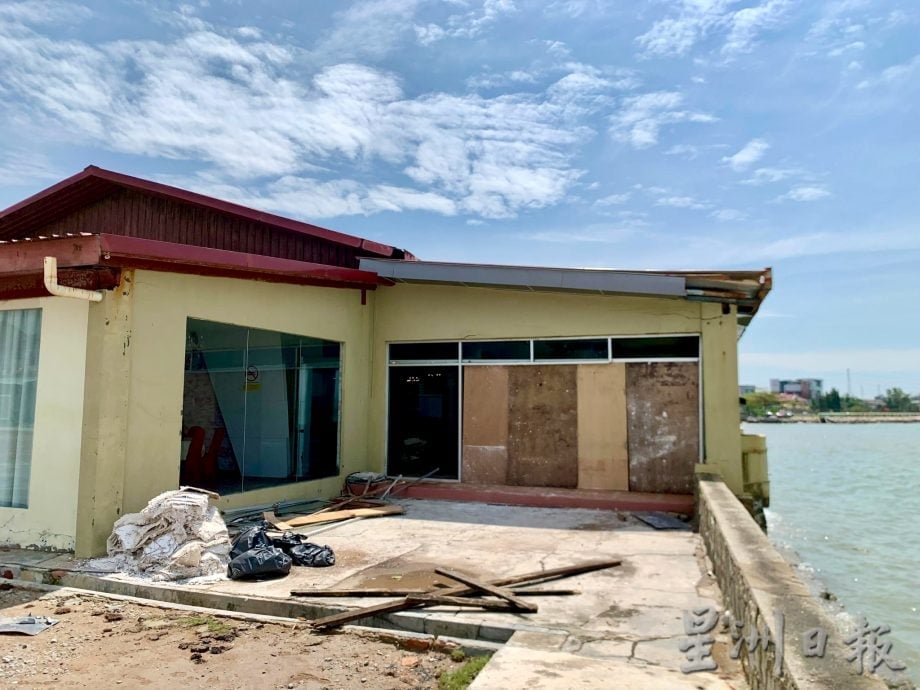 “森亚尔”肆虐后满城狼藉 波德申逾200建筑受损、上千棵树倒 当局全力清理灾区