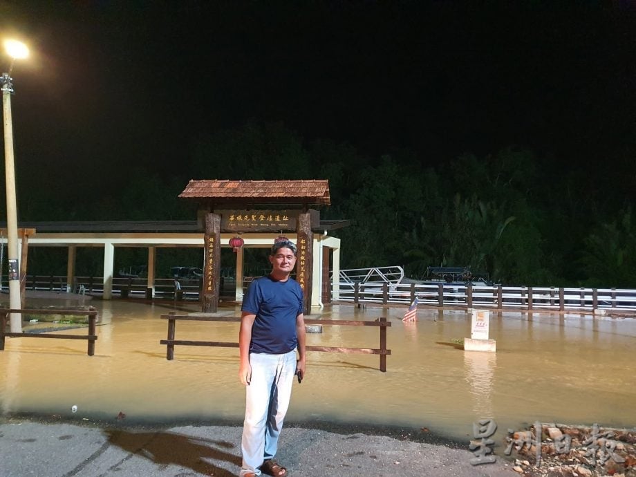 宁宜水灾渐退 低洼区仍被淹 商家忙清理黄泥