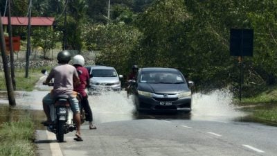 宁宜水灾渐退 低洼区仍被淹 商家忙清理黄泥