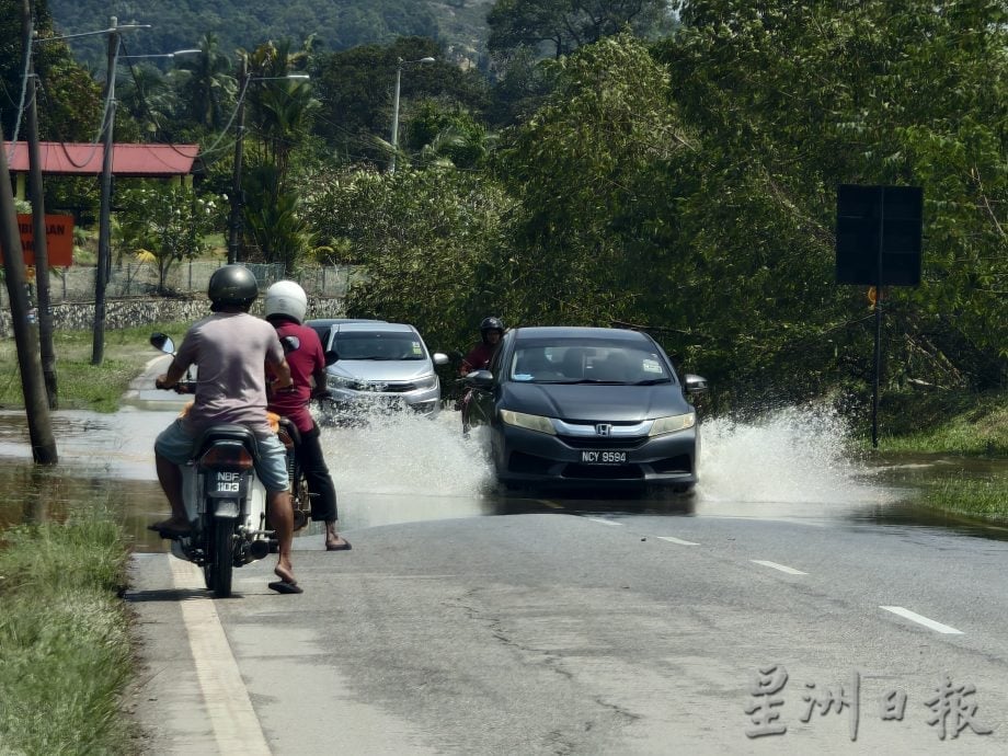 宁宜水灾渐退 低洼区仍被淹 商家忙清理黄泥