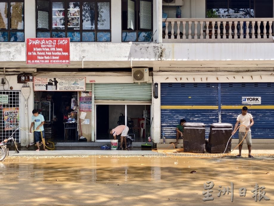 宁宜水灾渐退 低洼区仍被淹 商家忙清理黄泥