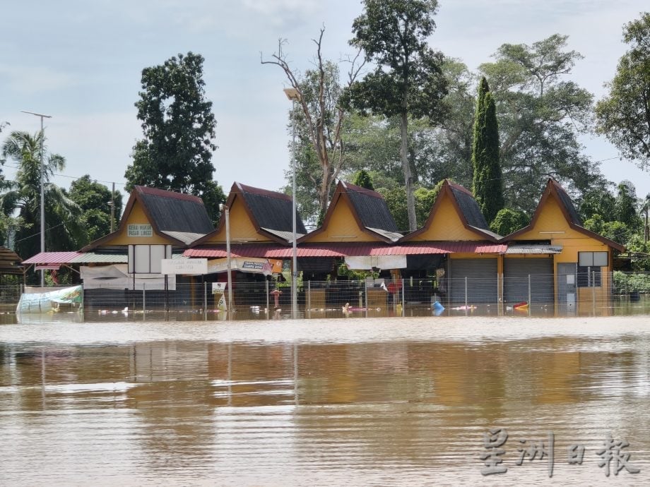 宁宜水灾渐退 低洼区仍被淹 商家忙清理黄泥