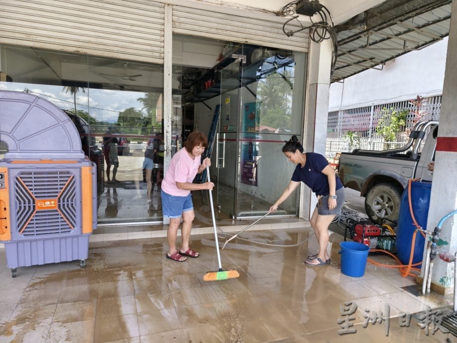 宁宜水灾渐退 低洼区仍被淹 商家忙清理黄泥