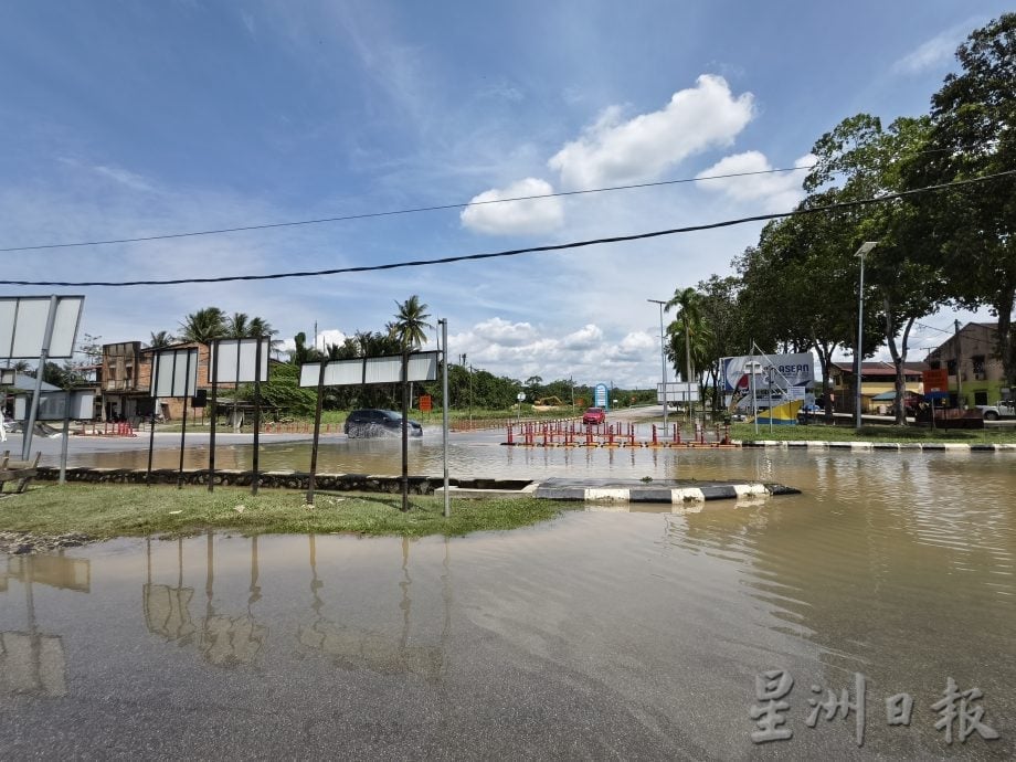 宁宜水灾渐退 低洼区仍被淹 商家忙清理黄泥