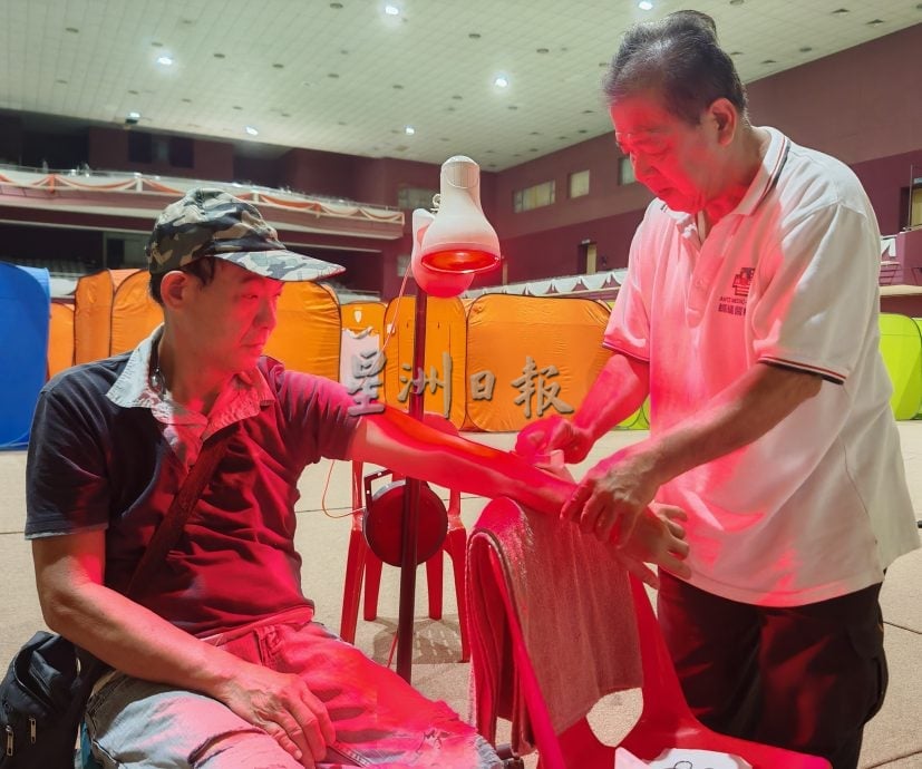 已签发(大北马)蚂蚁医疗团北上吉打为灾民与义工提供义诊服务,帮助他们舒缓身心疲劳。