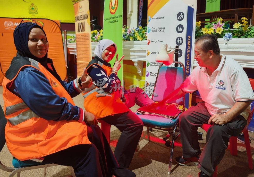 已签发(大北马)蚂蚁医疗团北上吉打为灾民与义工提供义诊服务,帮助他们舒缓身心疲劳。