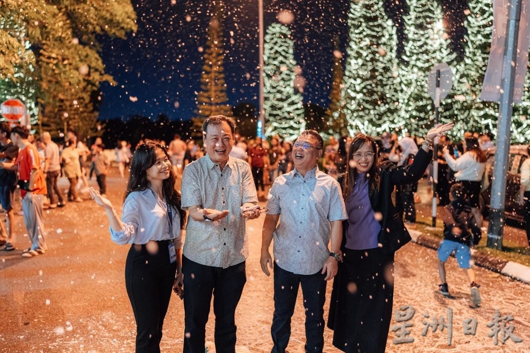 逢周五至周日有惊喜! 雅景苑圣诞街 飘雪秀