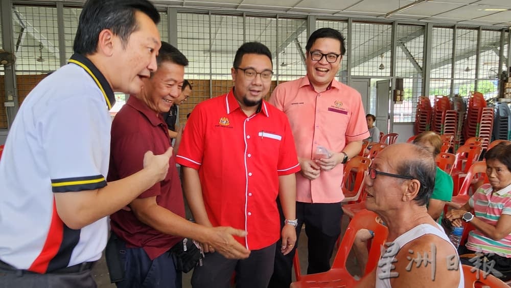 亚沙国会议员向两村受惠者派发免费眼镜 谢琪清“新鲜出炉”月历首亮相