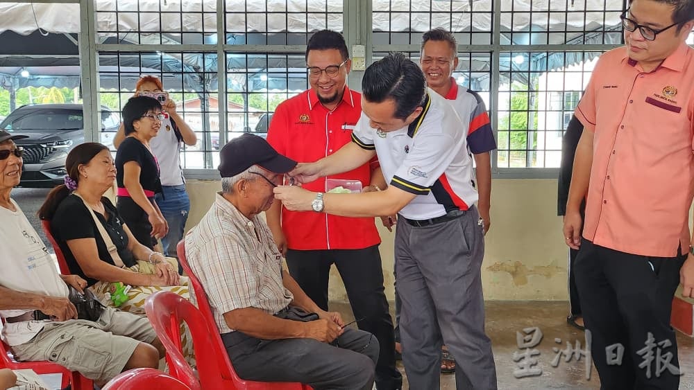 亚沙国会议员向两村受惠者派发免费眼镜 谢琪清“新鲜出炉”月历首亮相