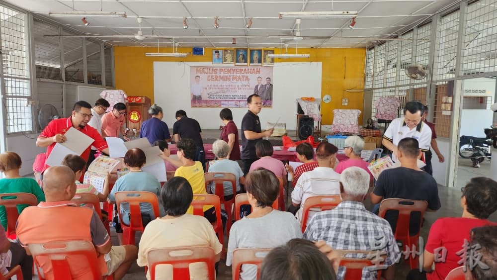 亚沙国会议员向两村受惠者派发免费眼镜 谢琪清“新鲜出炉”月历首亮相