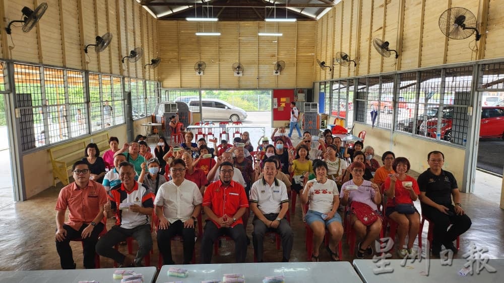 亚沙国会议员向两村受惠者派发免费眼镜 谢琪清“新鲜出炉”月历首亮相