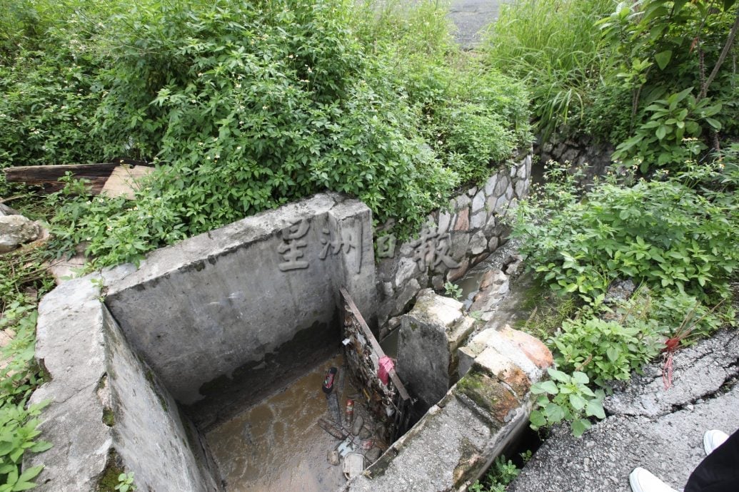 副文（大都会）甲洞花园建业路违建工程 余保凭：担忧公众安全