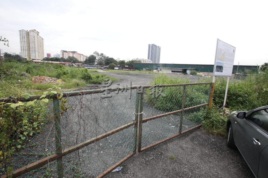 副文（大都会）甲洞花园建业路违建工程 余保凭：担忧公众安全