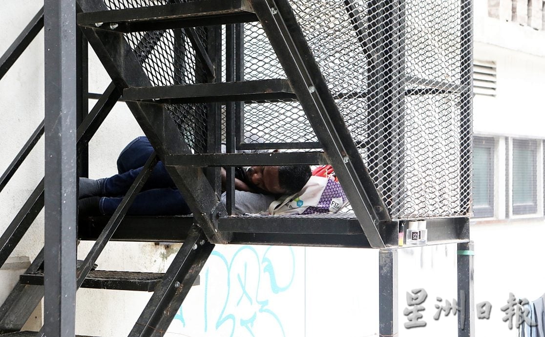 大都会（版头）/隆市政局积极整顿美化  茨厂街后巷路边摊情景逐渐消失