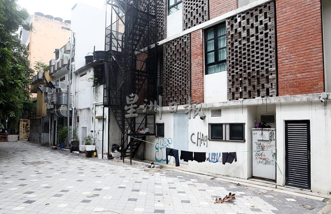 大都会（版头）/隆市政局积极整顿美化  茨厂街后巷路边摊情景逐渐消失