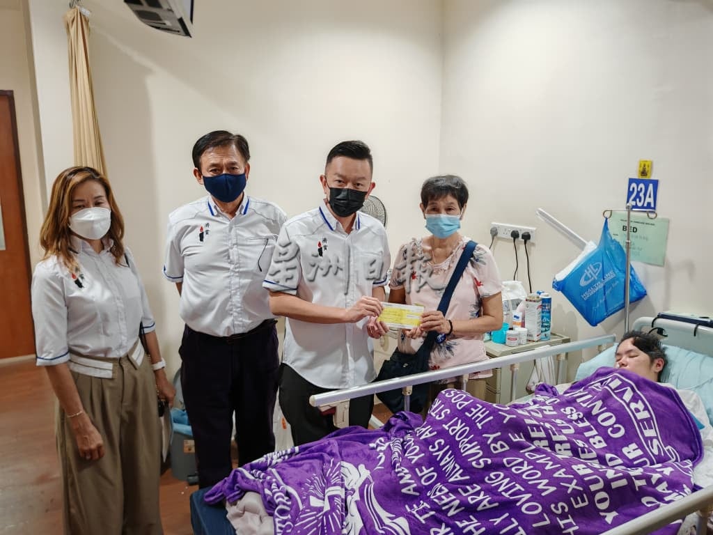 （古城封底主文）济贫慈善基金会及莲盘宫慈善基金会共捐助2万令吉予脑动静脉畸形单亲妈妈