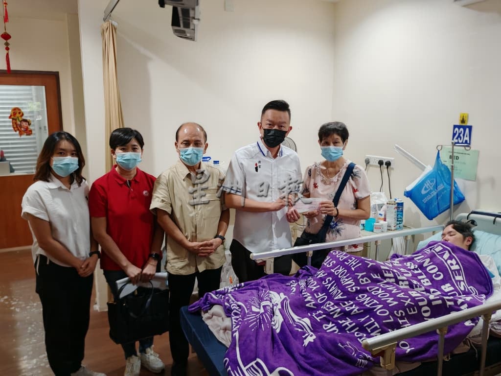 （古城封底主文）济贫慈善基金会及莲盘宫慈善基金会共捐助2万令吉予脑动静脉畸形单亲妈妈