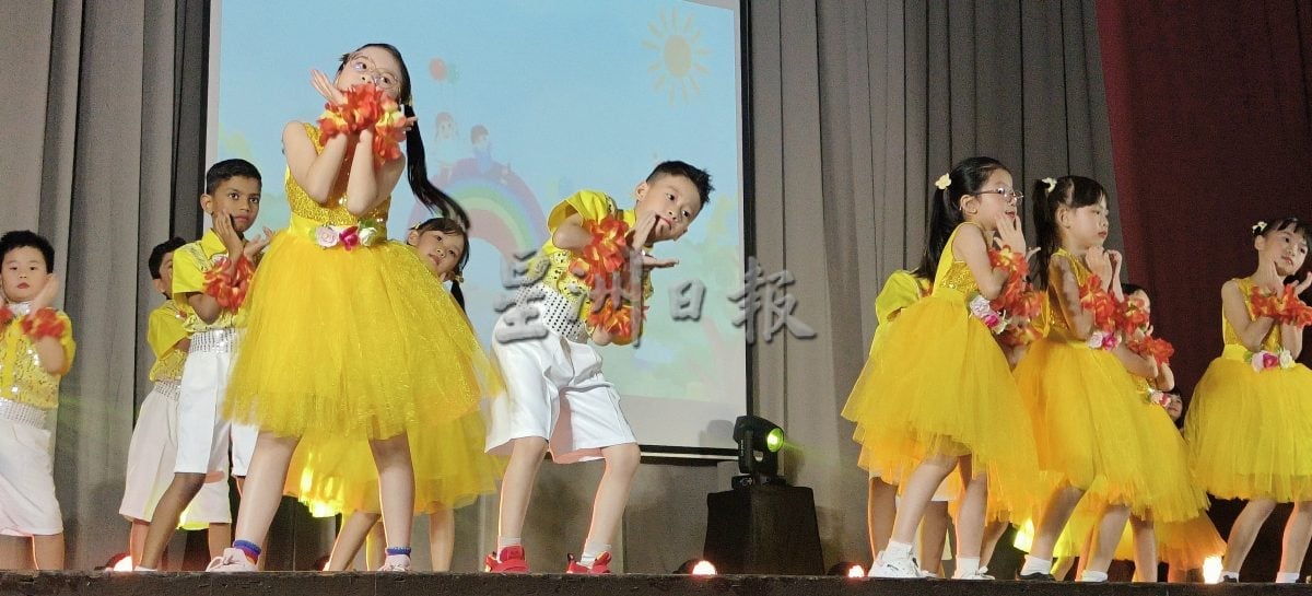 霹／版头／八月筹建鼓队成形 二十四节令鼓响育华